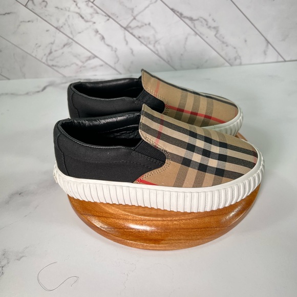🔥 Burberry slip on (unisex) shoes us 12c - Picture 11 of 17
